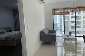 Suite básica, 1 habitación, Acceso al salón del club, vistas a la ciudad | Sábanas de algodón egipcio y ropa de cama de alta calidad