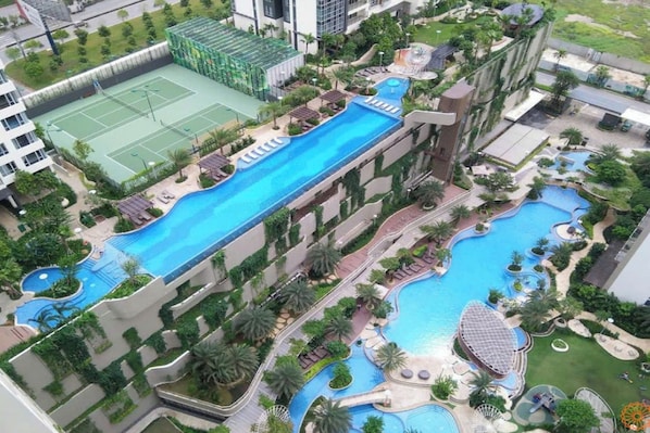 Una piscina al aire libre