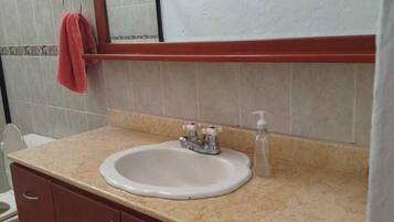 Toalhas de banho, sabonete, papel higiênico