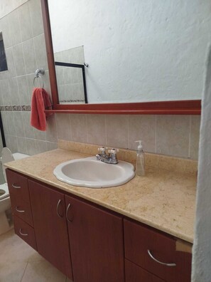 Handdukar, tvål och toalettpapper