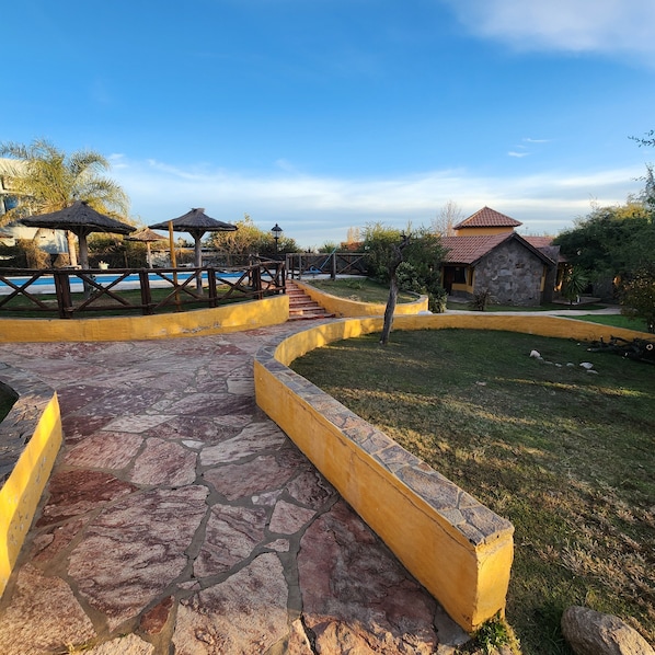 المنطقة المحيطة بالمنشأة