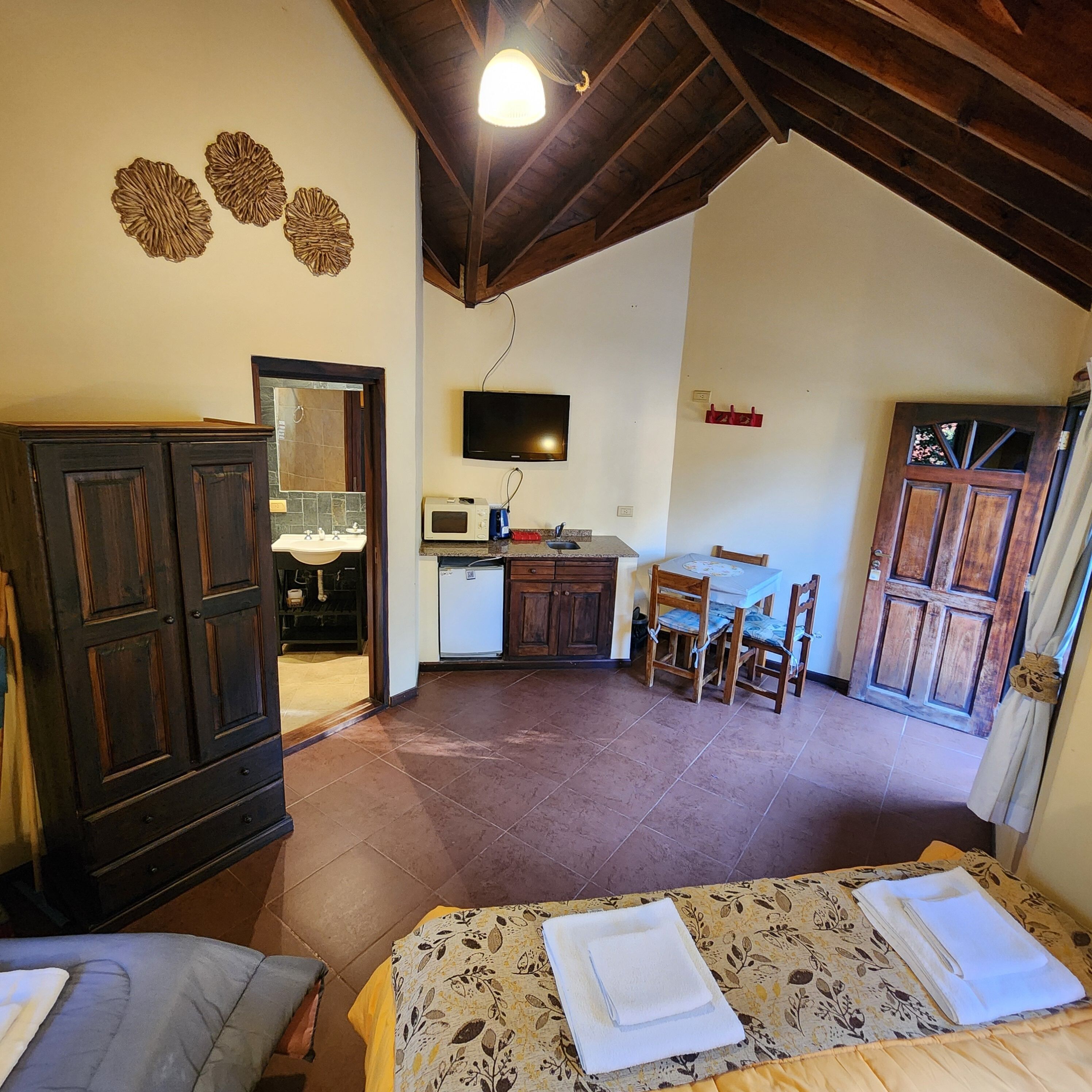 Microondas, horno, placa de cocina, utensilios de cocina