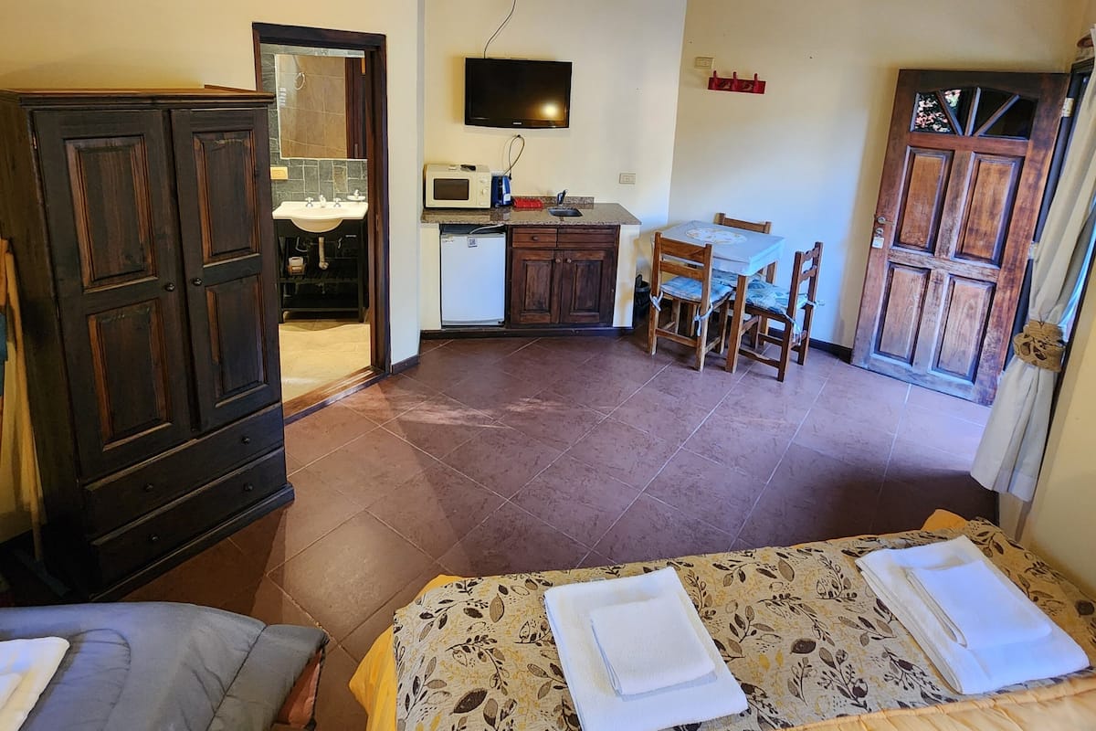 Microondas, horno, placa de cocina, utensilios de cocina