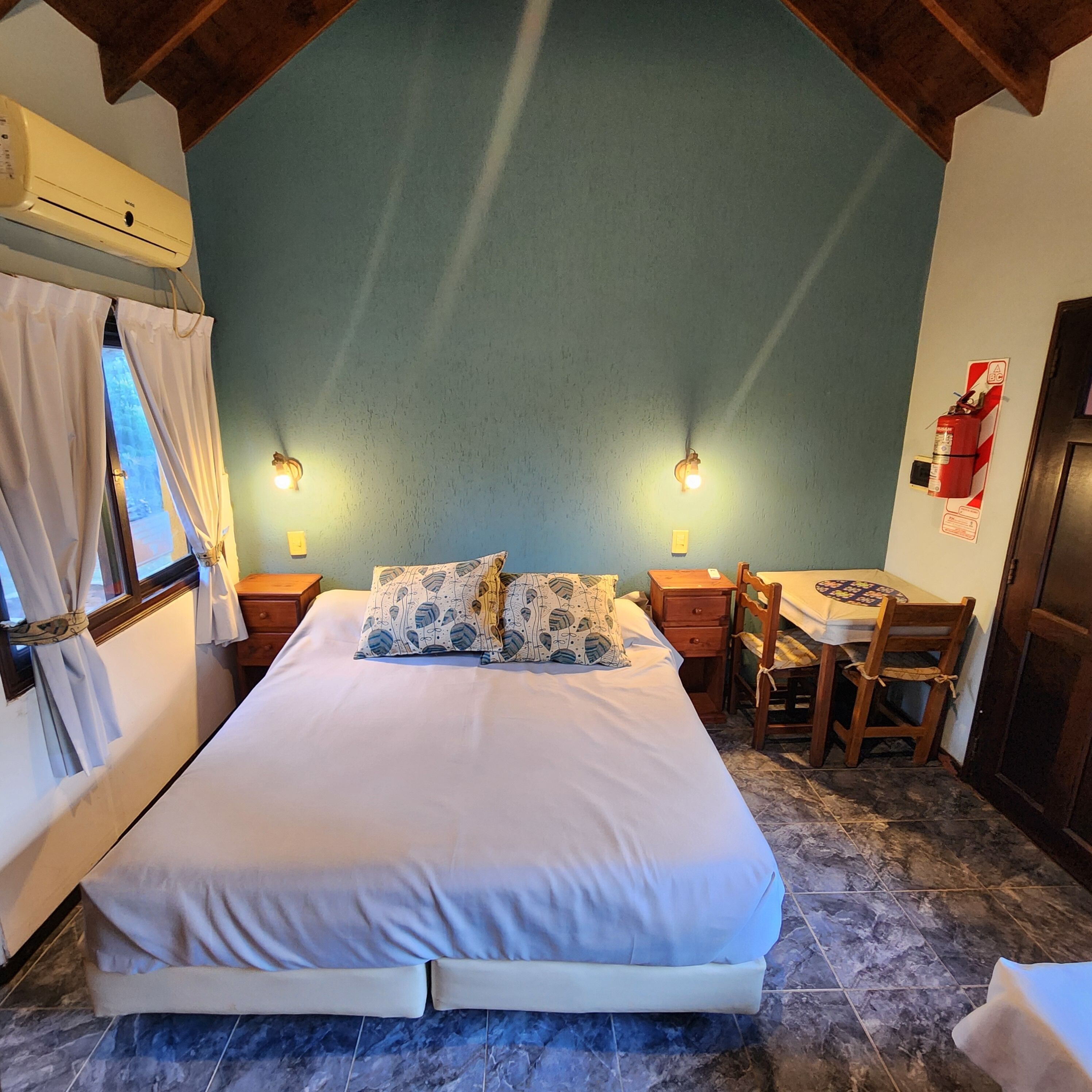 Decoración personalizada y espacio para trabajar con laptop 