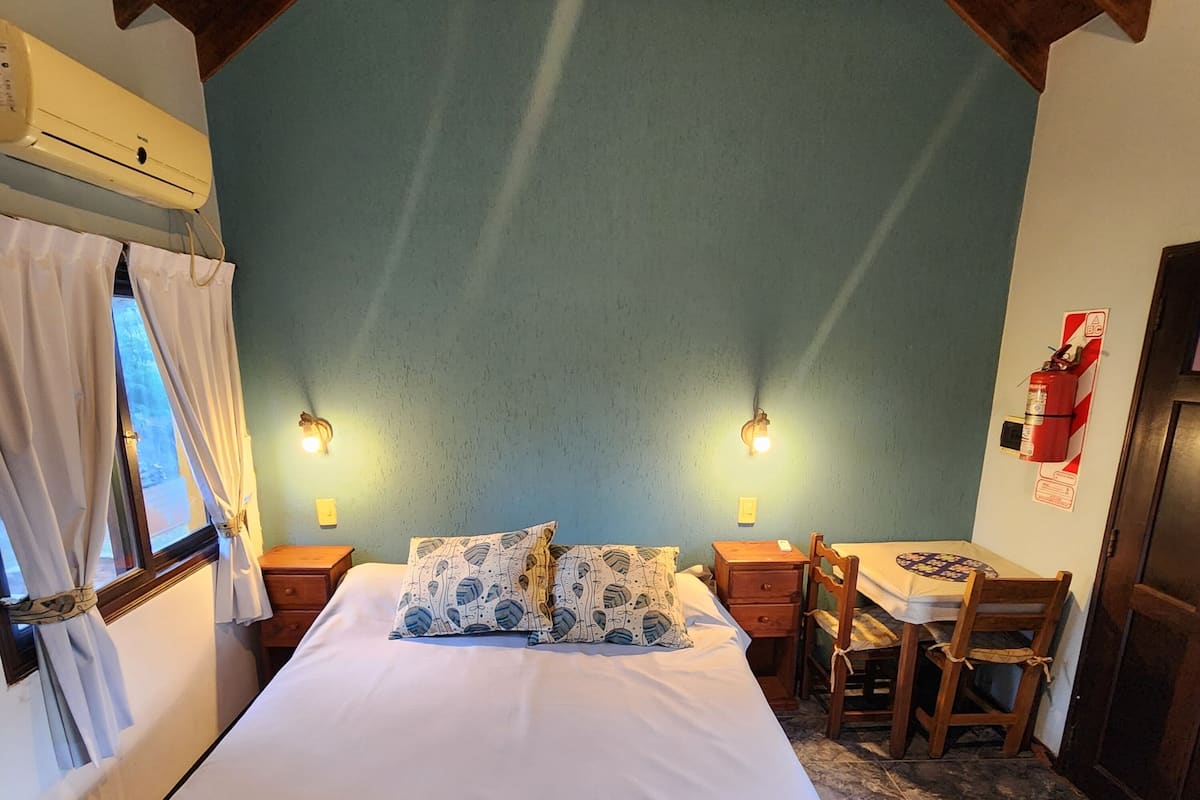 Decoración personalizada y espacio para trabajar con laptop