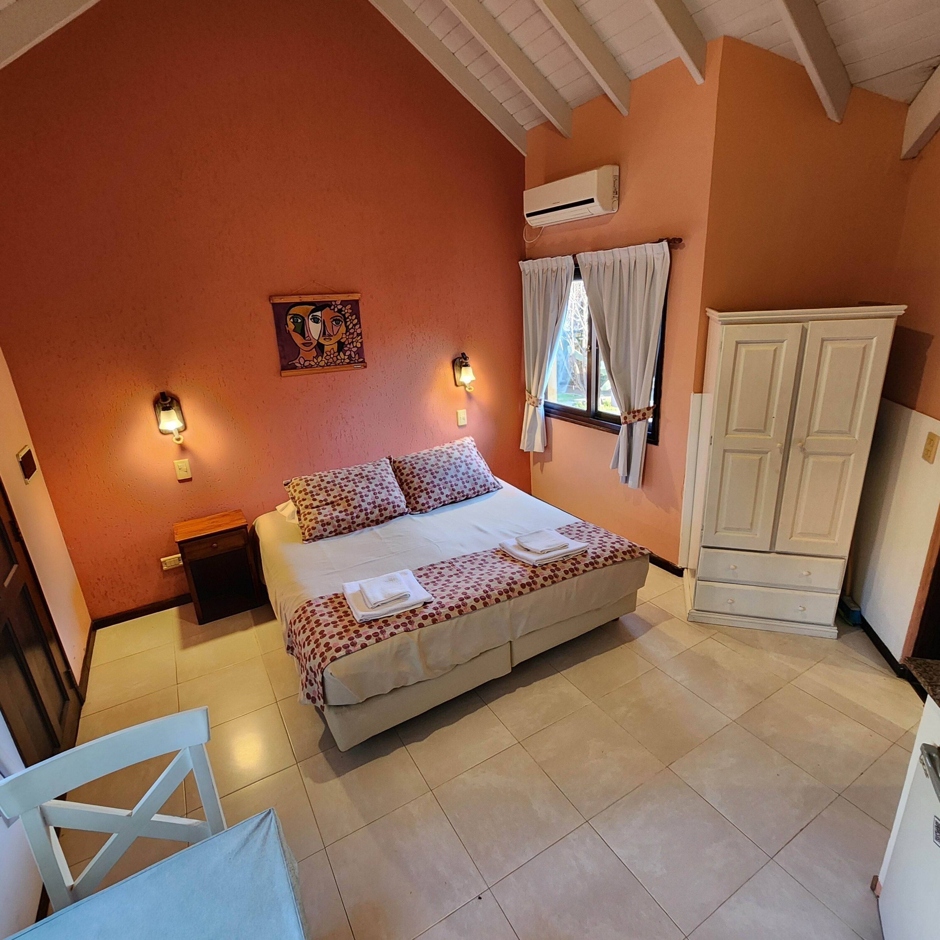 Decoración personalizada y espacio para trabajar con laptop 