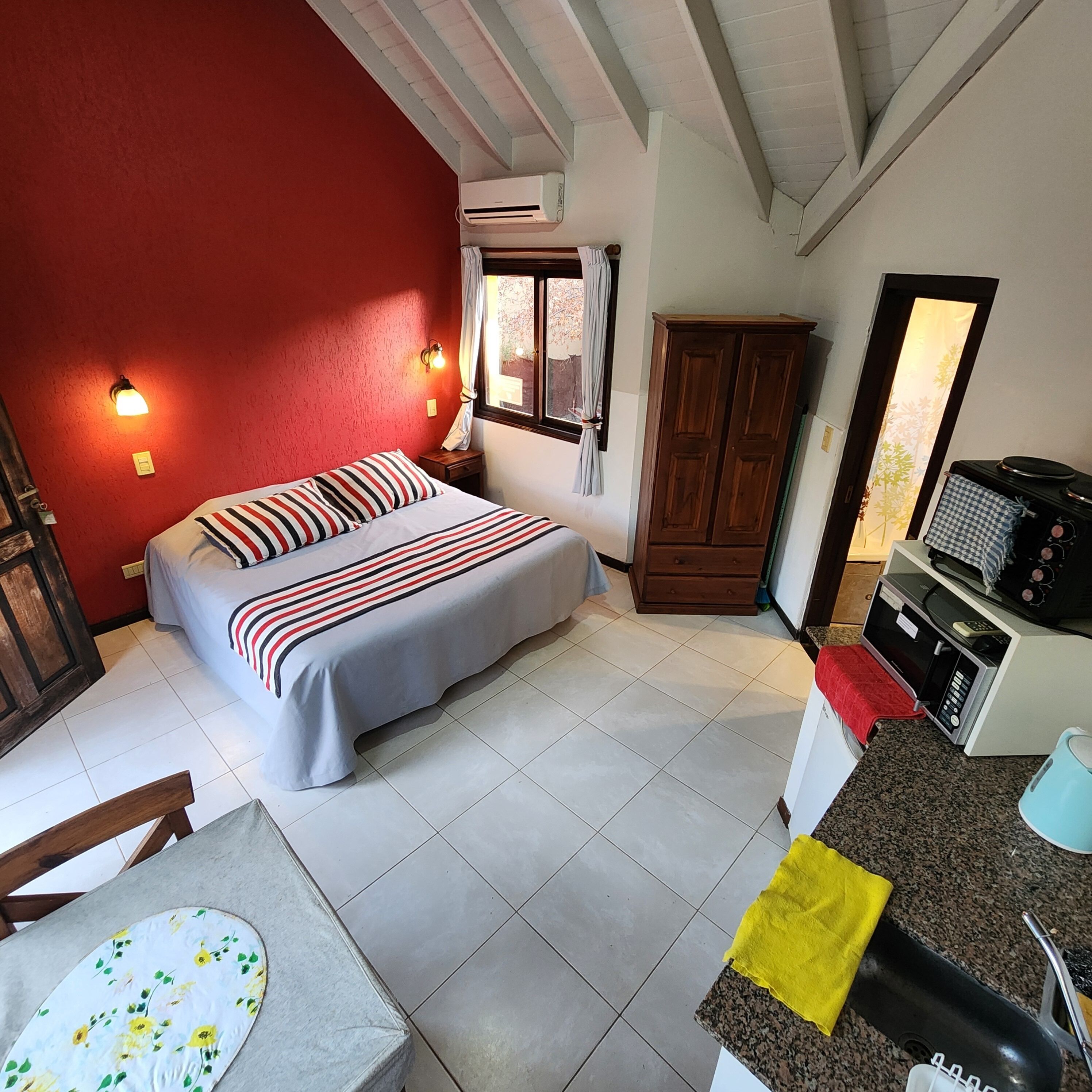 Microondas, horno, placa de cocina, utensilios de cocina