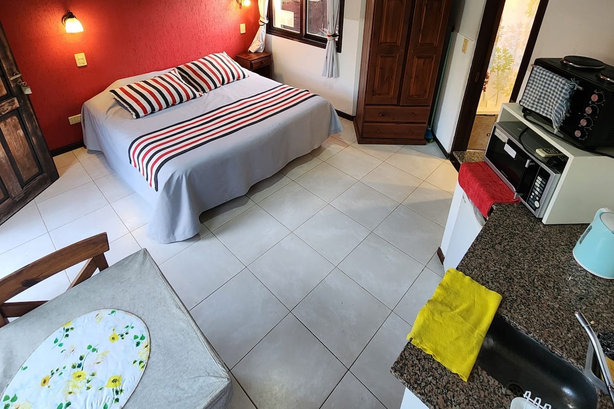 Microondas, horno, placa de cocina, utensilios de cocina