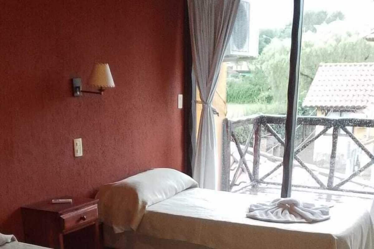 Decoración personalizada y espacio para trabajar con laptop