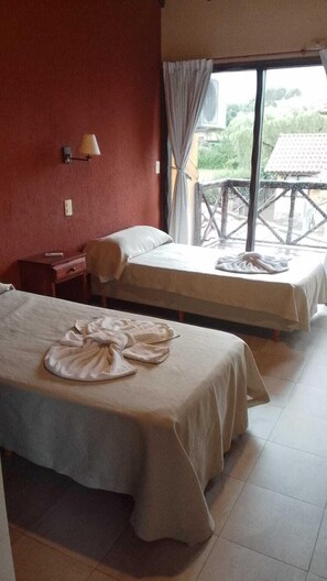 Decoración personalizada y espacio para trabajar con laptop 