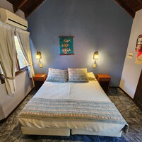 Decoración personalizada y espacio para trabajar con laptop 