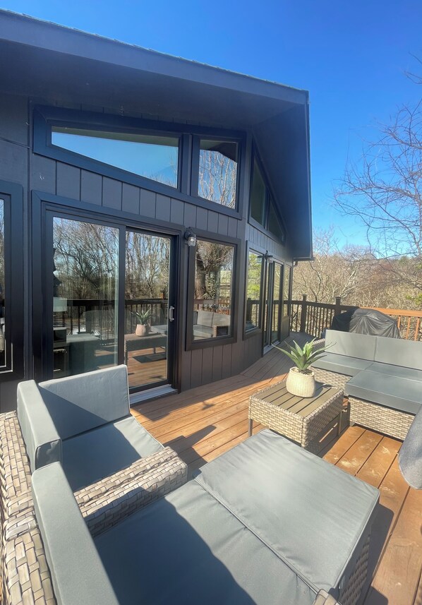 Terrace/patio - Secluded Area- No Steep Roads but Close to Pigeon Forge, Attractions- Hot Tub! (Sevierville)