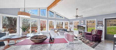 Televisión y chimenea