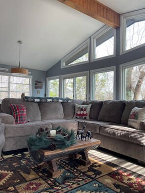 Smart TV, fireplace, stereo - Secluded Area- No Steep Roads but Close to Pigeon Forge, Attractions- Hot Tub! (Sevierville)