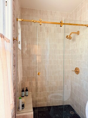 Shower, hair dryer, towels, soap - Designer-renovated 4BR retreat in the heart of town. Walk to dining and beach (Newport)