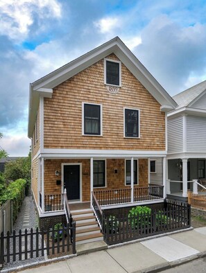 Exterior - Designer-renovated 4BR retreat in the heart of town. Walk to dining and beach (Newport)