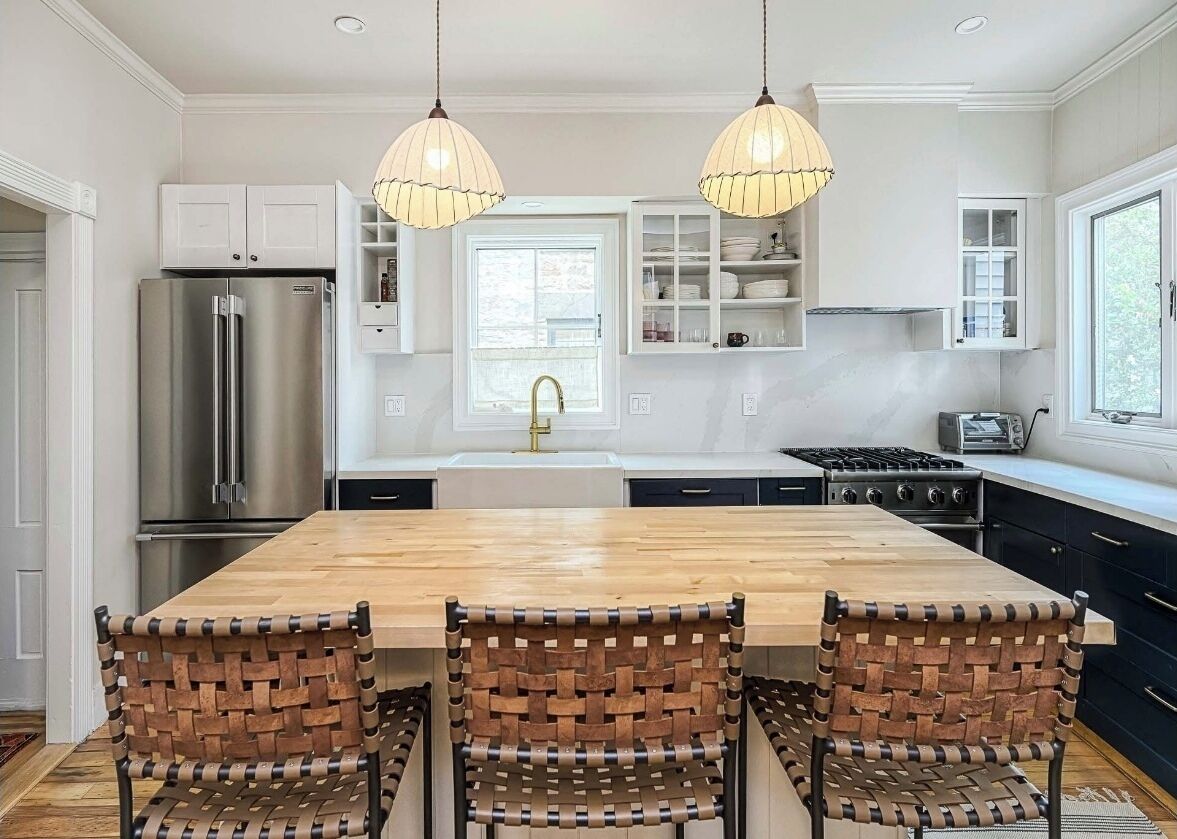 Een microgolfoven, een oven, een kookplaat, een vaatwasser