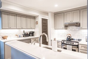 Réfrigérateur, four à micro-ondes, un four, surface de cuisson