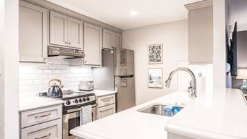 Coffee/tea maker, fridge, microwave, oven
