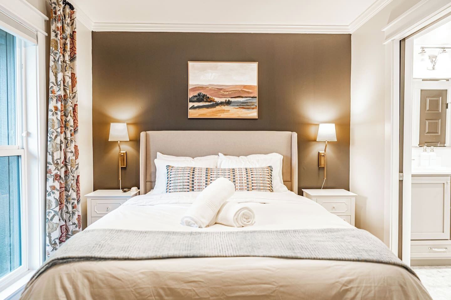 Tabla de planchar con plancha, wifi y ropa de cama 