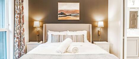 Tabla de planchar con plancha, wifi y ropa de cama