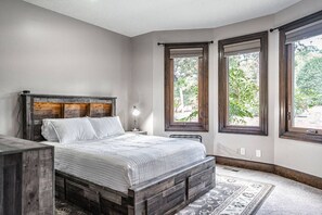 Desk, iron/ironing board, WiFi, bed sheets