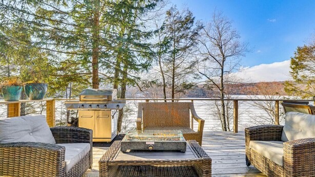 Property grounds - Lakefront Retreat|Private Dock| Hot Tub & Fire Pit (Greentown)