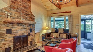 TV, fireplace, DVD player - Lakefront Retreat|Private Dock| Hot Tub & Fire Pit (Greentown)