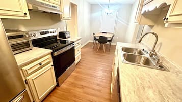 Mikrobølgeovn, ovn, kokeplater og oppvaskmaskin