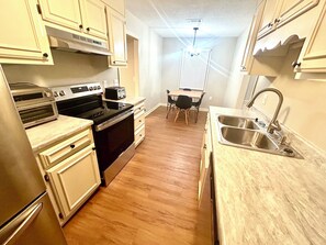 Microwave, oven, stovetop, dishwasher - Spacious 4-bedroom house 5 minutes from GSU and close to everything (Statesboro)