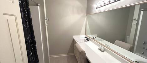 Sèche-cheveux, serviettes fournies, savon, shampoing