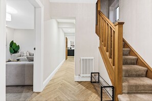 Interior - 🚐 Fast WiFi | 3 Van free Parking | Contractors, Relocators & Short Stays (Croft)