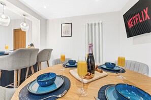 Dining - 🚐 Fast WiFi | 3 Van free Parking | Contractors, Relocators & Short Stays (Croft)