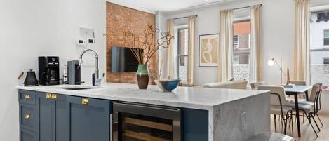 Een koelkast, een microgolfoven, een oven, een kookplaat