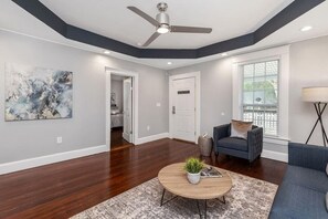 Living area - Gorgeous 3-bedroom house with AC in vibrant Atlanta (Atlanta)