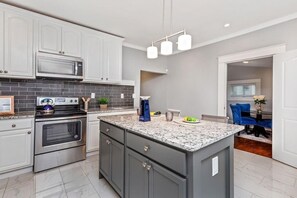 Private kitchen - Gorgeous 3-bedroom house with AC in vibrant Atlanta (Atlanta)