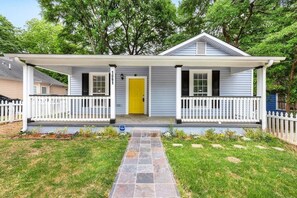 Exterior - Gorgeous 3-bedroom house with AC in vibrant Atlanta (Atlanta)