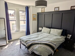 2 bedrooms, desk, iron/ironing board, WiFi - Quiet Salisbury 2 bed sleeps 4 | Wessex Quarters (Salisbury)