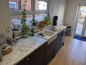 Fridge, microwave, oven, stovetop - Quiet Salisbury 2 bed sleeps 4 | Wessex Quarters (Salisbury)