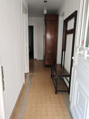 Interior - House in Poitiers, 2 bedrooms, sleeps 7 with parking. (Poitiers)