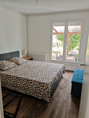 2 bedrooms, free WiFi, bed sheets - House in Poitiers, 2 bedrooms, sleeps 7 with parking. (Poitiers)