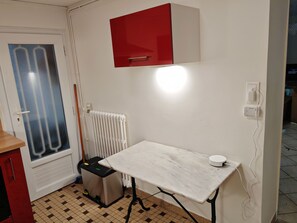 Interior - House in Poitiers, 2 bedrooms, sleeps 7 with parking. (Poitiers)