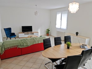 Interior - House in Poitiers, 2 bedrooms, sleeps 7 with parking. (Poitiers)