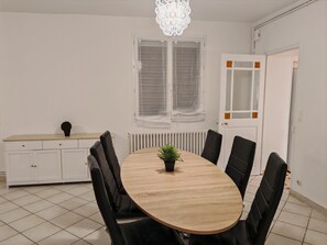 Dining - House in Poitiers, 2 bedrooms, sleeps 7 with parking. (Poitiers)