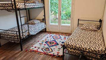 WiFi (無料)、ベッドシーツ