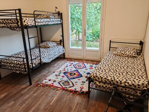 Free WiFi, bed sheets - House in Poitiers, 2 bedrooms, sleeps 7 with parking. (Poitiers)