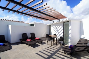 Luxury Apartment, 3 Bedrooms, City View | Teres/patio