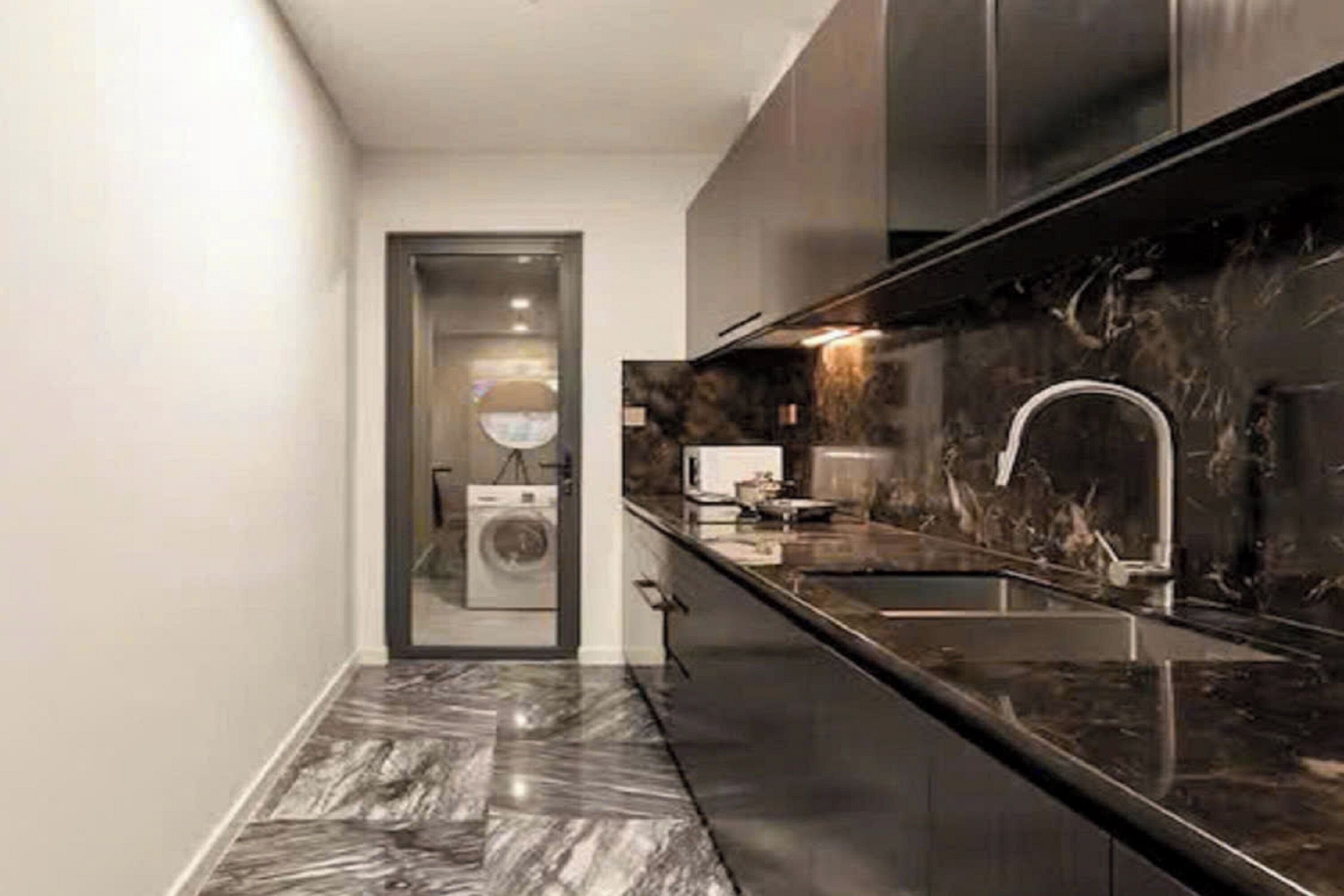 Full-sized fridge, microwave, oven, stovetop