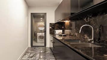 Full-sized fridge, microwave, oven, stovetop