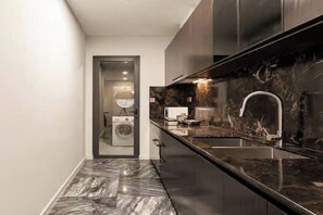Refrigerador con freezer, microondas, horno, placa de cocina